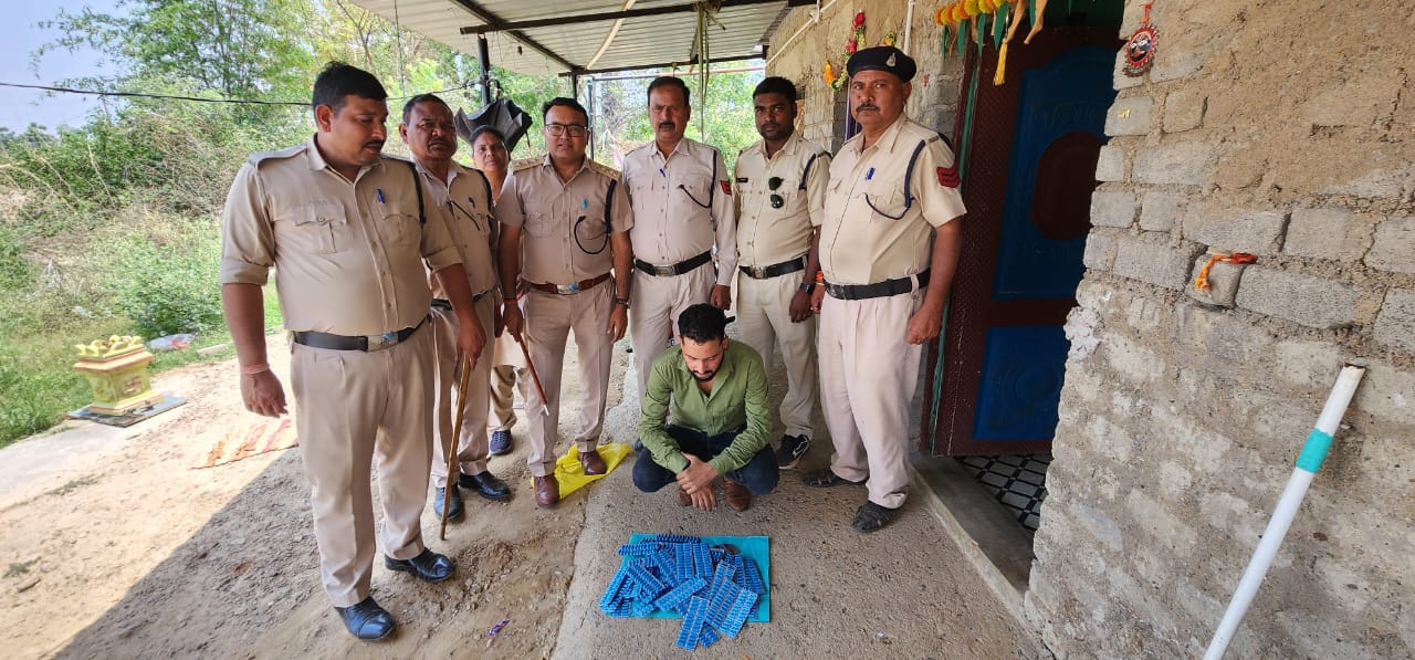 संभागीय आबकारी उड़नदस्ता टीम को मिली बड़ी सफलता–1136 नग नशीली कैप्सूल एवं 41 लीटर महुआ शराब के साथ दो लोगों को किया गिरफ्तार।