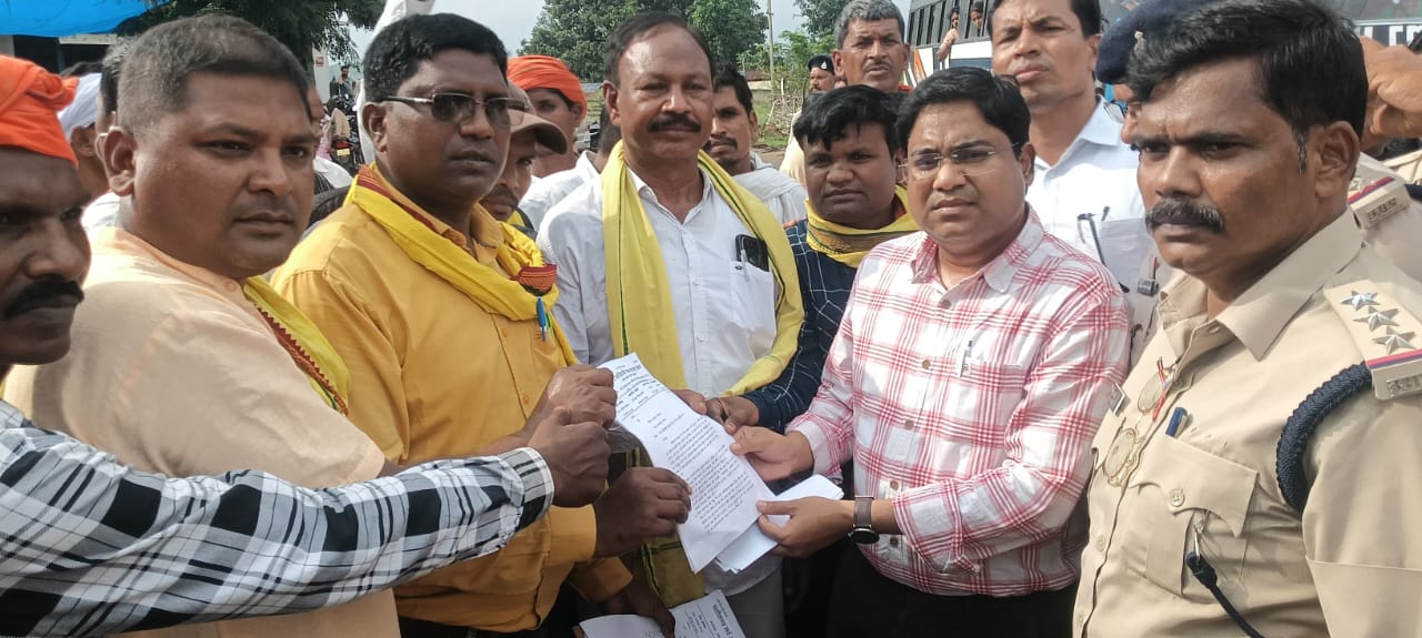 पहाड़ी कोरवा आत्महत्या मामले में सर्व आदिवासी समाज ने 7 सूत्रीय मांगों को लेकर एनएच 343 में चक्का जाम किया.