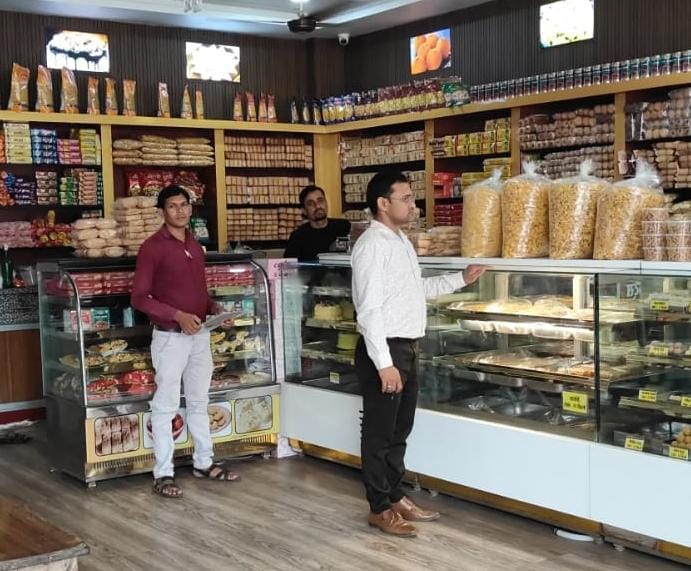 रक्षाबंधन पर्व के मद्देनजर खाद्य सुरक्षा अभियान तेज – नकली खोवा, पनीर सहित 11 नमूनों की जाँच, ₹1.50 लाख का जुर्माना.