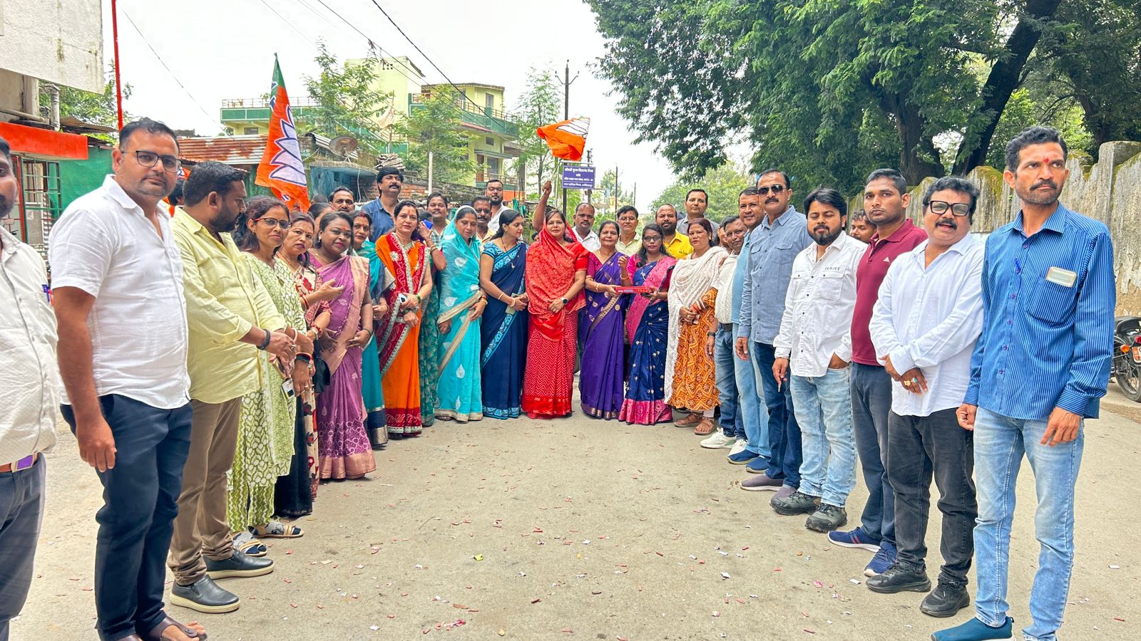 अंबिकापुर विधायक राजेश अग्रवाल छत्तीसगढ़ शासन में केबिनेट मंत्री बने, भाजपा कार्यकर्ताओं ने आतिशबाजी एवं मिष्ठान वितरण कर दी बधाई।
