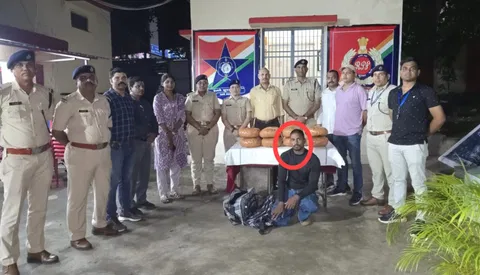 रात के अंधेरे में रेलवे स्टेशन से पकड़ाया 4 लाख का गांजा….तस्कर के दो बैगों से निकले 8 बंडल मौत के सौदागर…