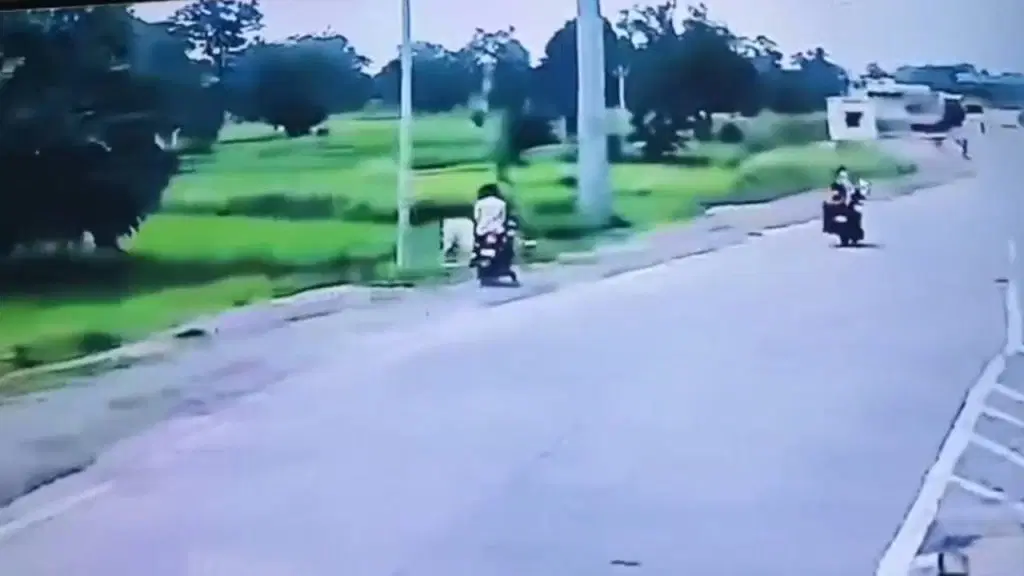 LIVE VIDEO: कोरबा में तेज रफ्तार बाइक खंभे से टकराई, 1 की मौत, 2 गंभीर, CCTV फुटेज हुआ वायरल