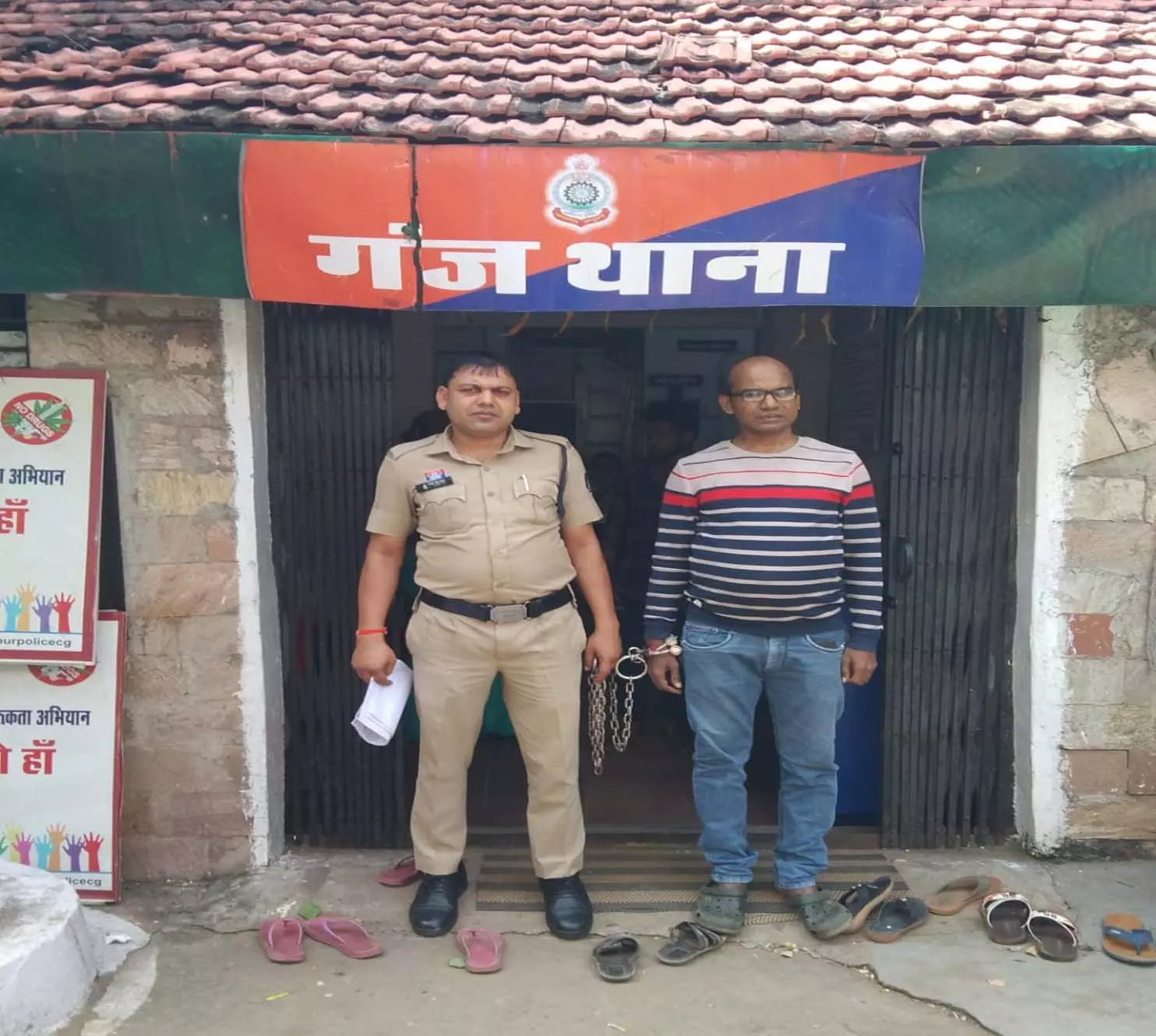 रेलवे स्टेशन चौक बना सट्टा अड्डा….गंज पुलिस की दबिश में मोनू गुप्ता गिरफ्तार…नगदी और सट्टा पट्टी बरामद…