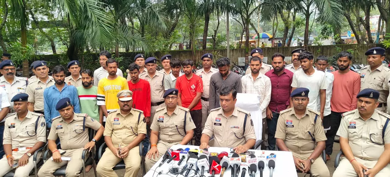 रायगढ़ पुलिस की बड़ी सफलता: 18 चोर 52 बाइक के साथ गिरफ्तार, मास्टर की से चोरी का खुलासा