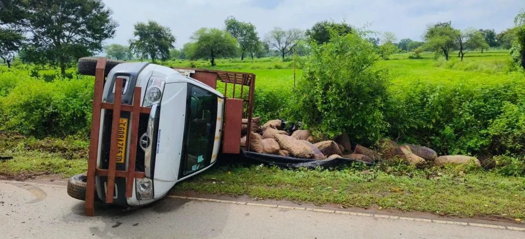 डोंगरगढ़ में दर्दनाक हादसा: मां बम्लेश्वरी के दर्शन कर लौट रहे 2 युवकों की मौत, पिकअप चालक फरार