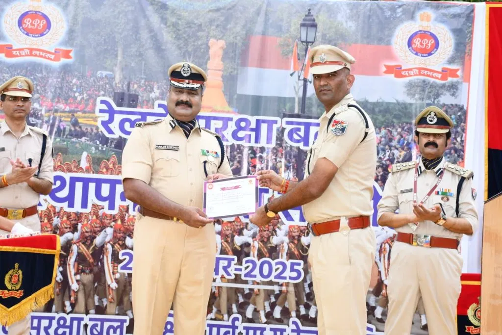 RPF ने मनाया स्थापना दिवस: IG ने 40 अधिकारियों को किया सम्मानित, वृक्षारोपण और रक्तदान से बढ़ाया सामाजिक संदेश