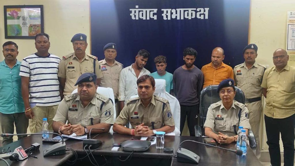 व्हाट्सएप पर सुपारी, नशे में हुआ हादसा: पूर्व प्रबंधक की साजिश से हुई गलत हत्या, पांच गिरफ्तार व्हाट्सएप पर सुपारी, नशे में हुआ हादसा: पूर्व प्रबंधक की साजिश से हुई गलत हत्या, पांच गिरफ्तार