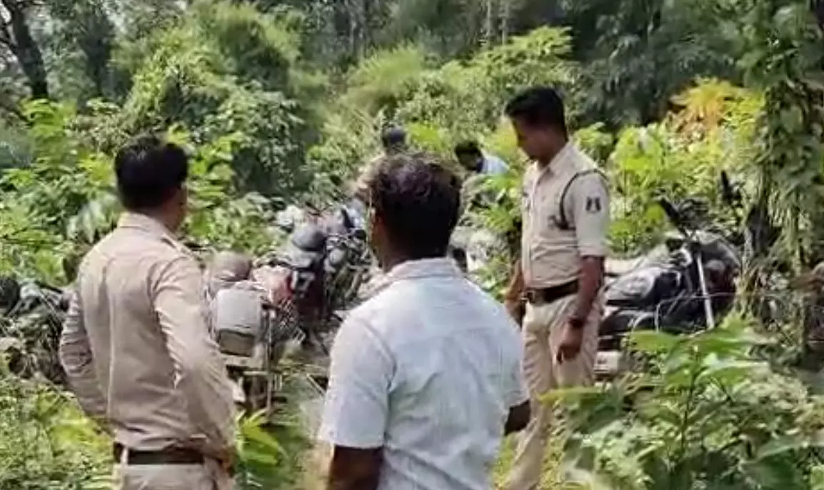 जंगल में आधी रात छापा… पुलिस आते ही जुआरी हवा हो गए, पीछे छूट गई सिर्फ 17 बाइक्स!