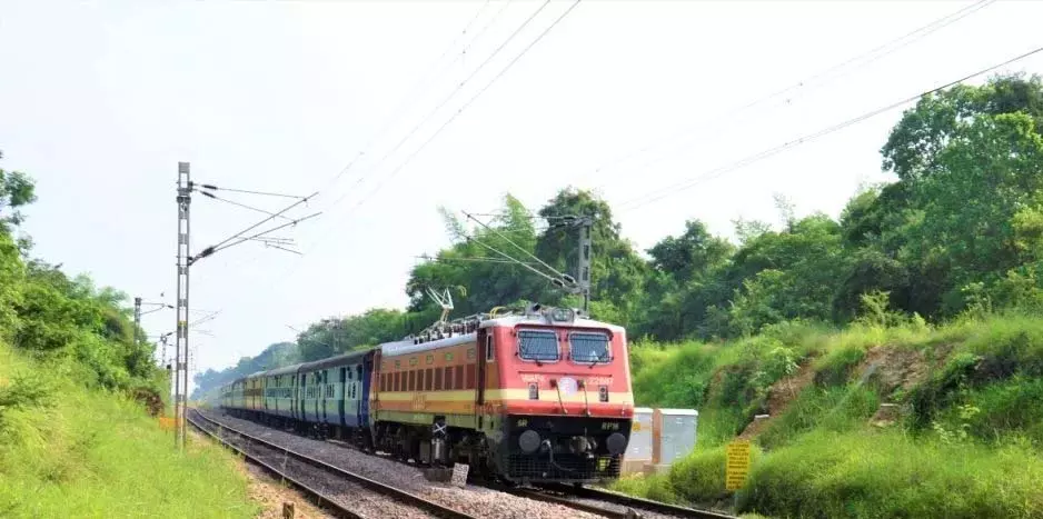 त्योहारों में रेलवे का बड़ा तोहफा! स्पेशल ट्रेनों से आसान होगी घर वापसी, डोंगरगढ़ दर्शन के लिए भी खास इंतज़ाम