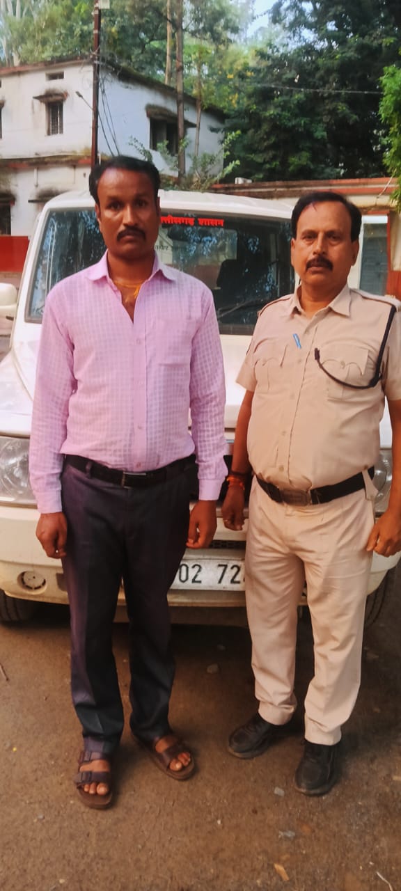 सरगुजा में आबकारी उड़नदस्ता की बड़ी कार्रवाई: महुआ शराब और सिंडिकेट व्हिस्की के साथ 4 आरोपी पकड़े, एक आरोपी जेल भेजा गया