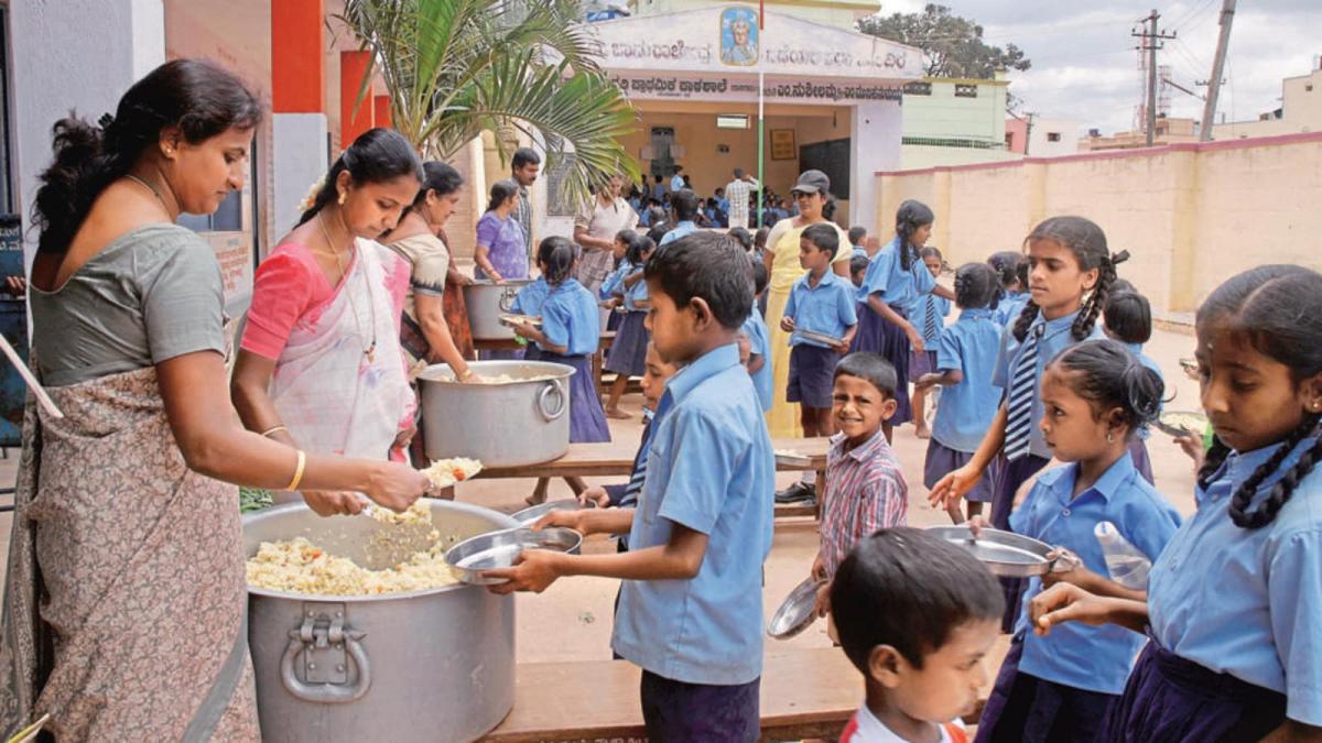 मिड-डे मील में बड़ा बदलाव: अब स्टील के बर्तन में बनेगा खाना, बच्चों की थाली भी होगी स्टेनलेस स्टील की