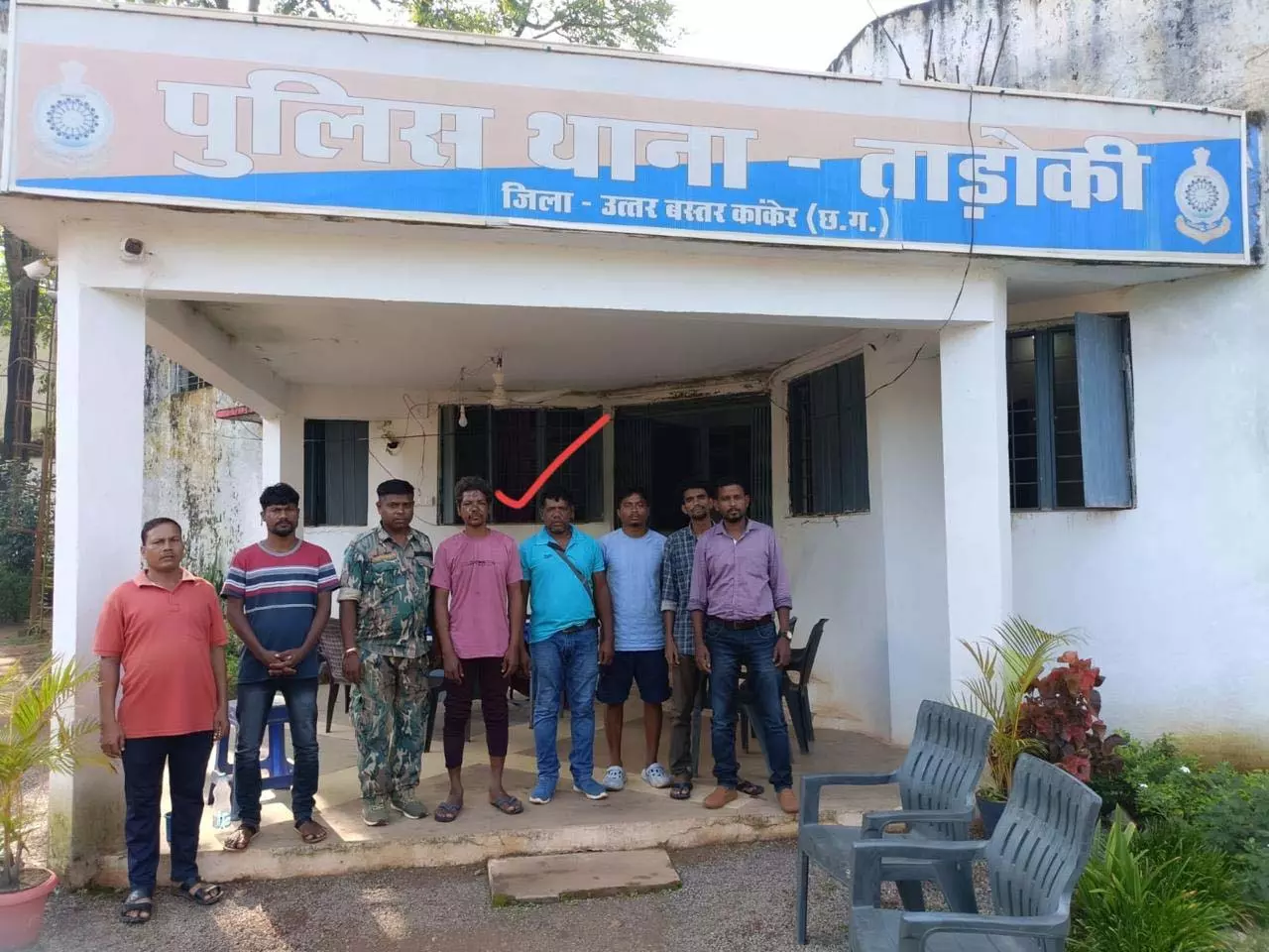 कांकेर पुलिस का मानवीय कारनामा: मानसिक विक्षिप्त व्यक्ति को जंगल से सुरक्षित परिजनों तक पहुँचाया