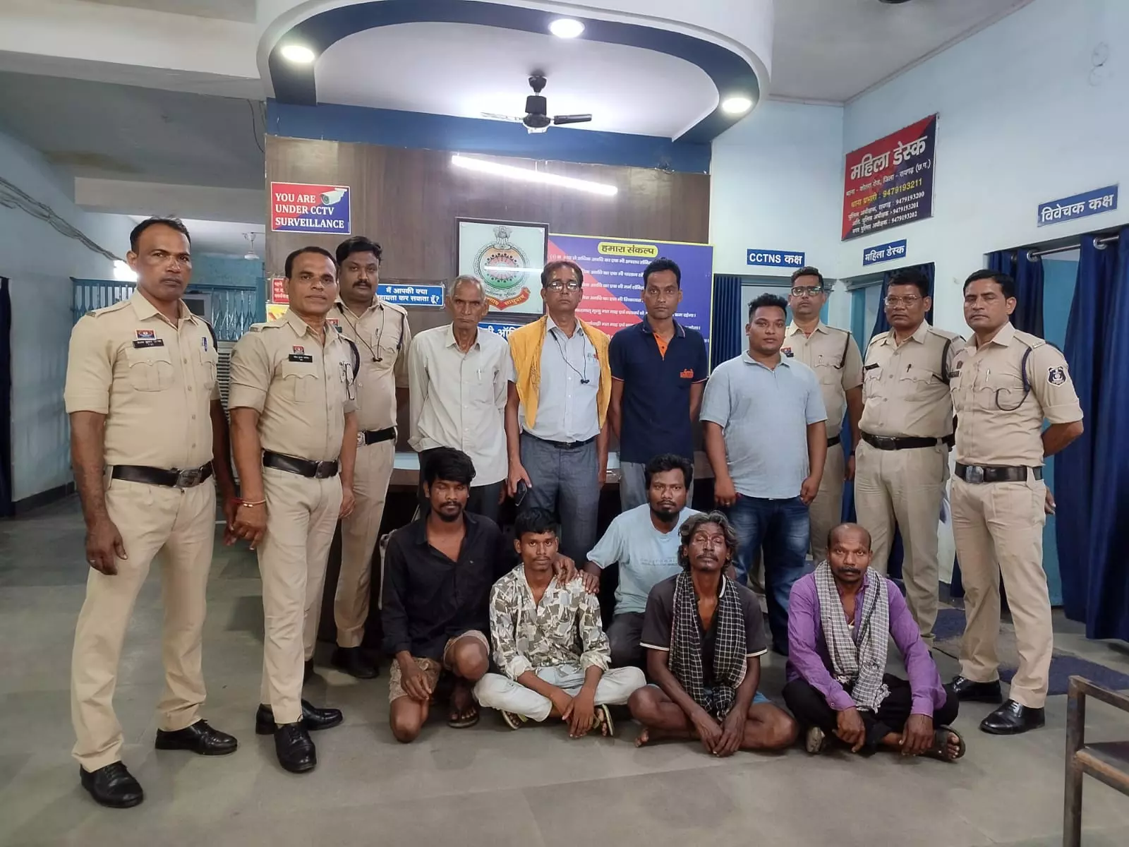 गली-मोहल्लों में दबिश, पुलिस ने चलाया बड़ा सर्च ऑपरेशन, 10 फरार वारंटियों को धर दबोचा… गली-मोहल्लों में दबिश, पुलिस ने चलाया बड़ा सर्च ऑपरेशन, 10 फरार वारंटियों को धर दबोचा…