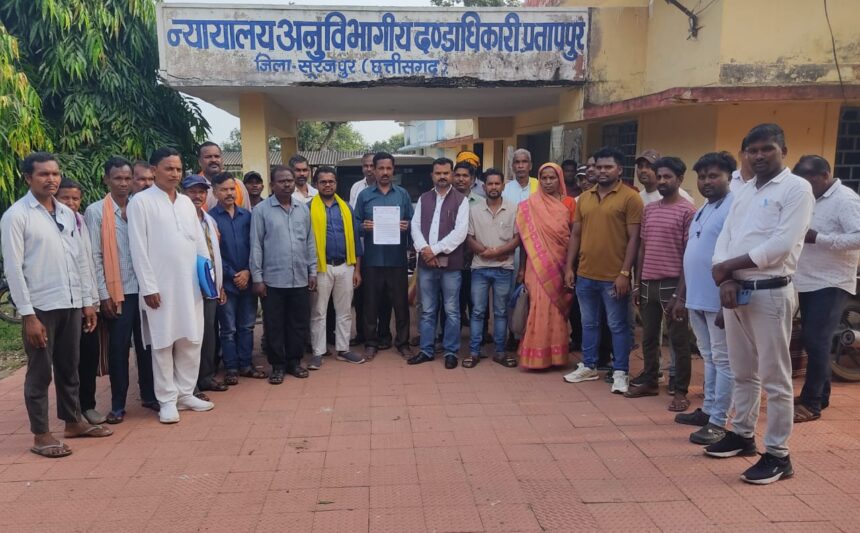 सूरजपुर: प्रभारी सीईओ पर 3 लाख की रिश्वतखोरी का आरोप, पंचायत प्रतिनिधियों ने दिया चक्काजाम का ऐलान
