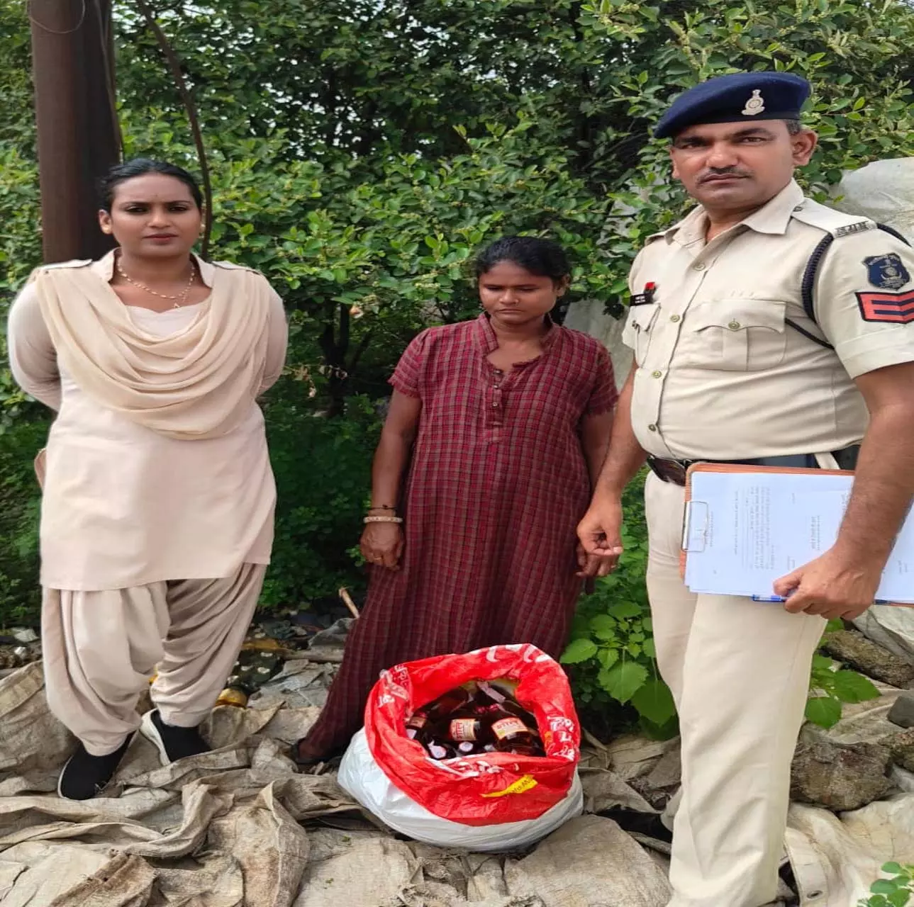 खमतराई पुलिस की बड़ी कार्रवाई: 92 पौवा देशी मसाला शराब के साथ महिला रंगे हाथों गिरफ्तार
