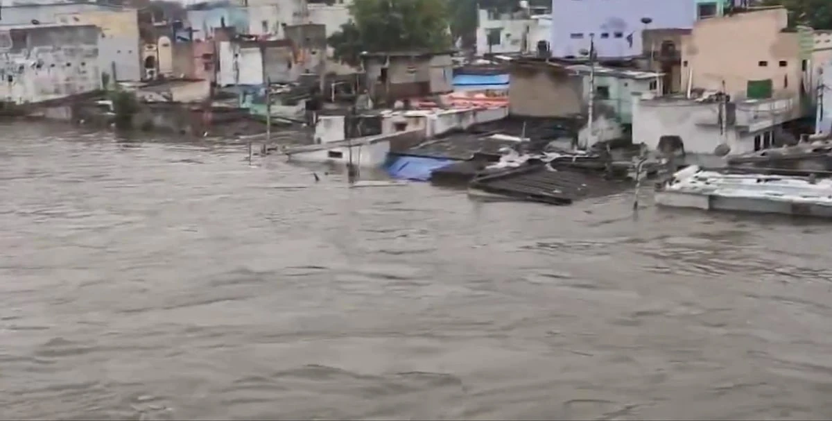 हैदराबाद में बारिश से भारी तबाही, महात्मा गांधी बस स्टेशन में पानी घुसा, 1,000 लोगों को राहत शिविरों में पहुंचाया गया