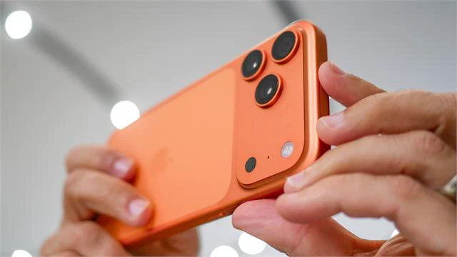 iPhone 17 Update: Out of Stock हुआ iPhone 17 का कॉस्मिक ऑरेंज वेरिएंट, 5K से 25K देने पड़ रहे हैं एक्सट्रा