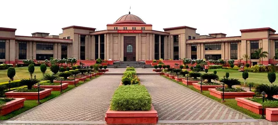 छत्तीसगढ़ की जर्जर सड़कों पर हाईकोर्ट का प्रहार! अफसरों को फटकार, बोले- कागज़ी रिपोर्ट नहीं, ज़मीन पर सुधार चाहिए