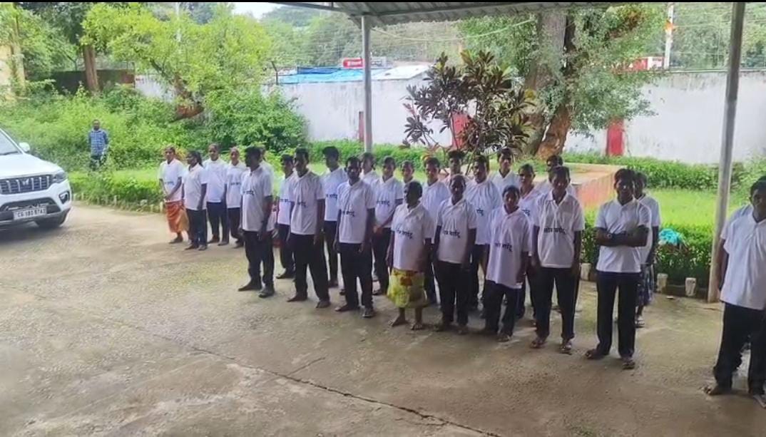 बस्तर में भूचाल: 71 खतरनाक नक्सली एकसाथ हथियार डालकर आत्मसमर्पण, 64 लाख के इनामी भी लौटे मुख्यधारा में!