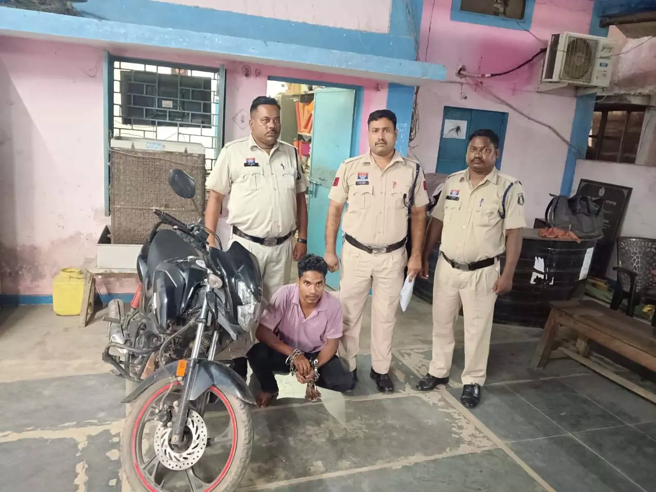 रायगढ़ में पुलिस की बड़ी कार्रवाई: चोरी की बाइक बेचने से पहले ही युवक धराया