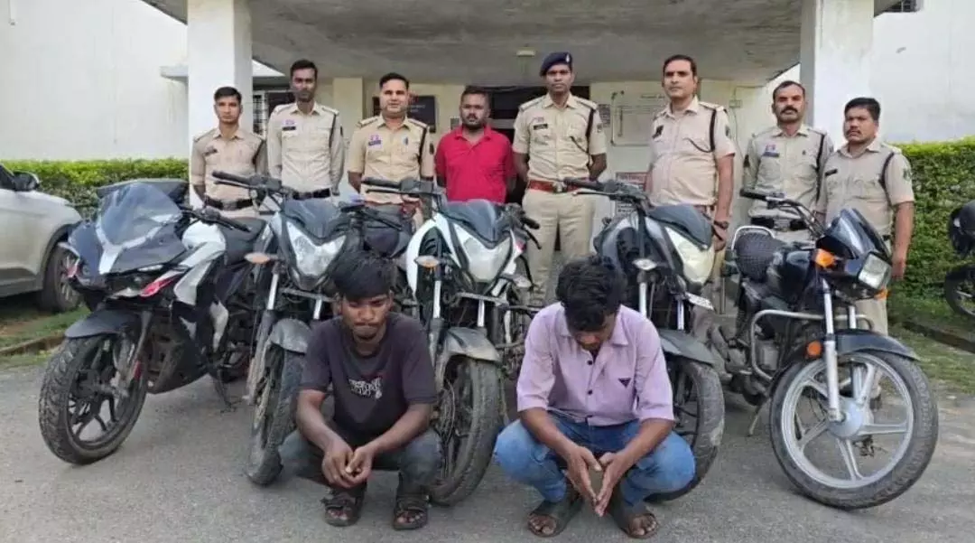 सूरजपुर पुलिस ने पकड़ा बाइक चोरी का बड़ा गैंग…5 आरोपी धराए…7 लाख की मोटरसाइकिल बरामद….3 नाबालिग भी शामिल…