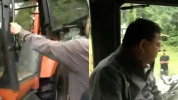 VIDEO: बादल फटने से देहरादून में तबाही, CM धामी JCB पर पहुंच कर संभाल रहे स्थिति…