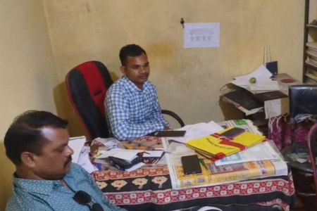 रिश्वतखोर पटवारी रंगे हाथ गिरफ्तार