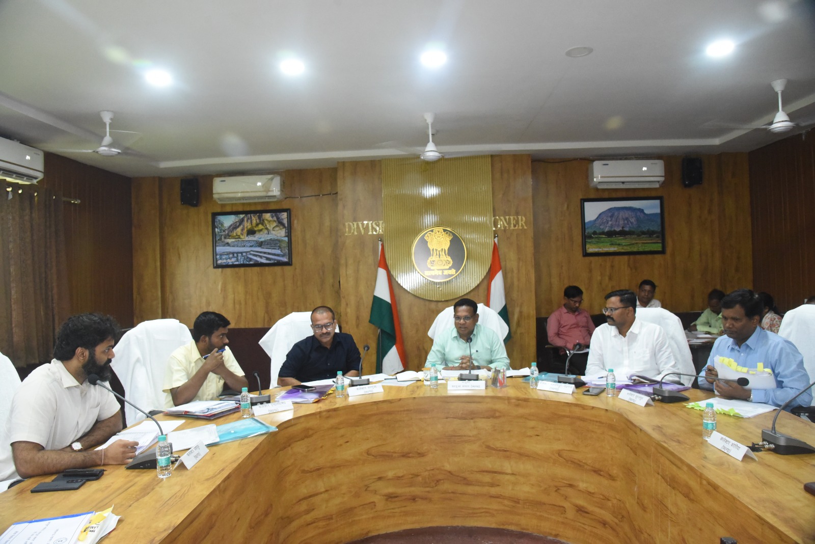 सरगुजा संभागायुक्त नरेन्द्र कुमार दुग्गा ने जिला कलेक्टरों की समीक्षा बैठक ली