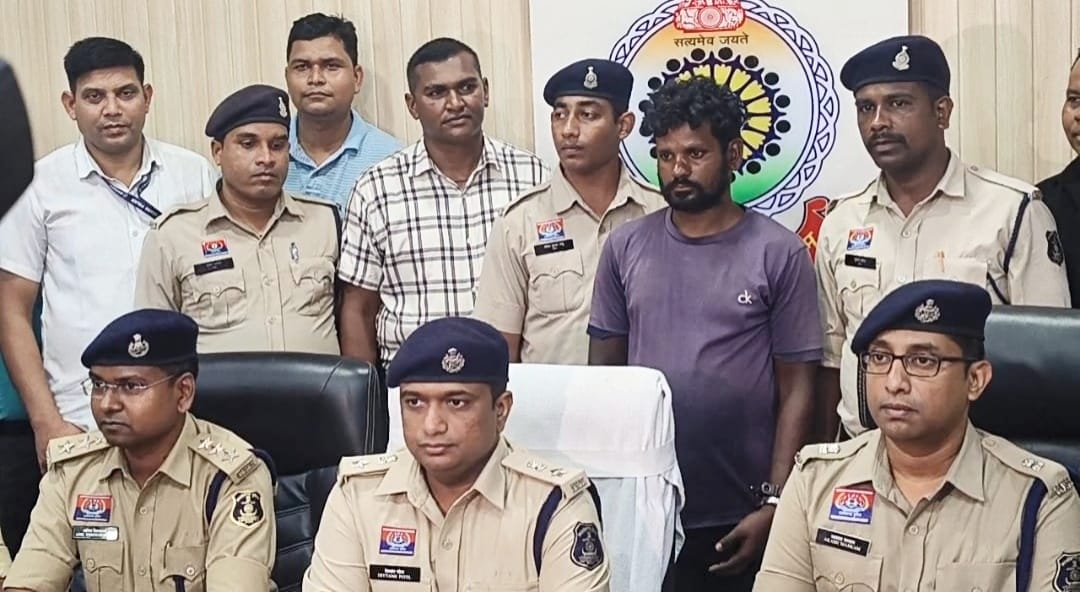 खरसिया ठुसेकेला हत्याकांड का पुलिस ने 48 घंटे में किया खुलासा, पड़ोसी और नाबालिग गिरफ्तार