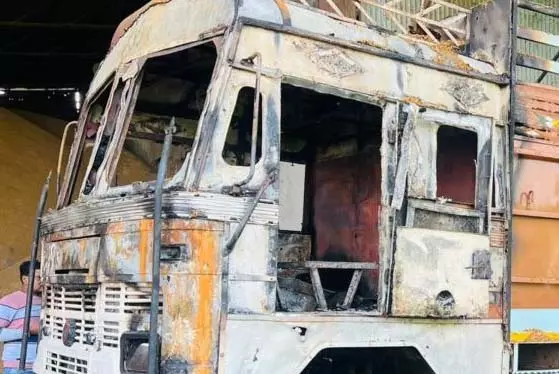 रात 2 बजे राइस मिल में मचा हड़कंप! धान से लदा ट्रक धू-धूकर जल गया, आग की लपटें देख दहशत में आए लोग