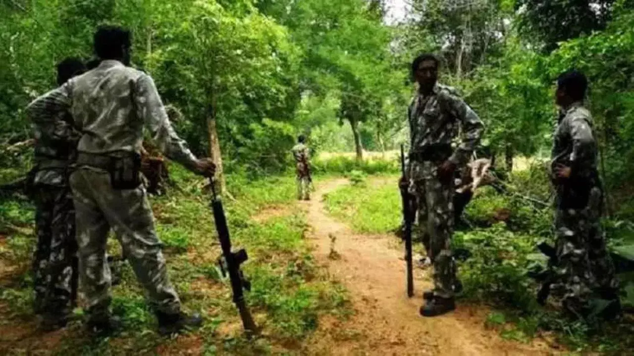 50 नक्सलियों ने किया आत्मसमर्पण: सीसी मेंबर रामधेर ने साथियों संग छोड़ा हिंसा का रास्ता, समाज की मुख्यधारा में लौटे