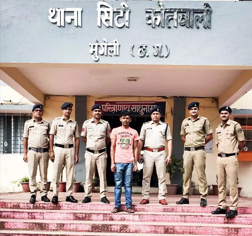 पुणे से दबोचा गया दरिंदा! नाबालिग के साथ दुष्कर्म कर वायरल की थीं अश्लील तस्वीरें — मुंगेली पुलिस की बड़ी कार्रवाई पुणे से दबोचा गया दरिंदा! नाबालिग के साथ दुष्कर्म कर वायरल की थीं अश्लील तस्वीरें — मुंगेली पुलिस की बड़ी कार्रवाई