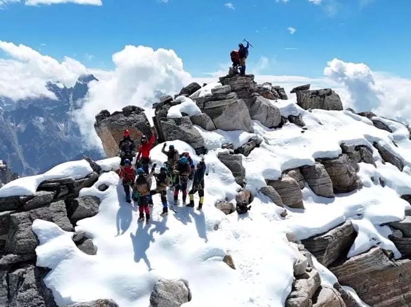 हिमालय में गूंजी जशपुर की गूंज: आदिवासी युवाओं ने जगतसुख पीक पर खोला नया मार्ग