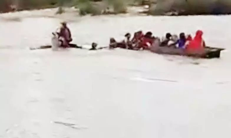 सूरजपुर में उफनती नदी में डोंगी डूबने पर ग्रामीणों ने दिखाई बहादुरी, कई लोगों की बचाई जान