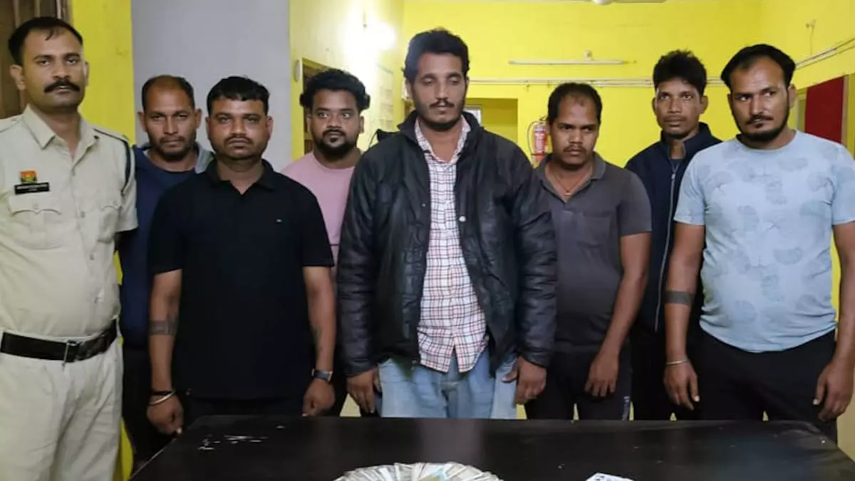 दीपावली में जुए पर पुलिस की बड़ी कार्रवाई: ग्राम देवगांव से 17 जुआरी गिरफ्तार, लाखों रुपये और ताश जब्त