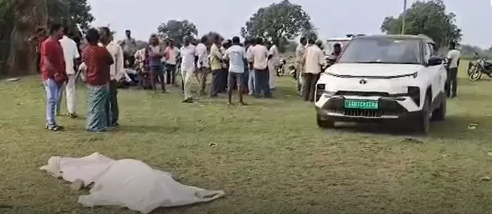 तलाक की लड़ाई के बीच व्यापारी की रहस्यमयी मौत… कार के पास मिला जहर का डिब्बा, गांव में फैली सनसनी