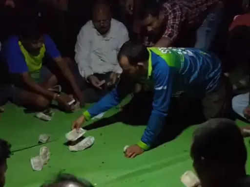 बीजापुर में जुए का साम्राज्य! सरकारी बाबू से लेकर बड़े व्यापारी तक फड़ में फेंक रहे नोट — दिवाली की रात उड़ा दिए लाखों