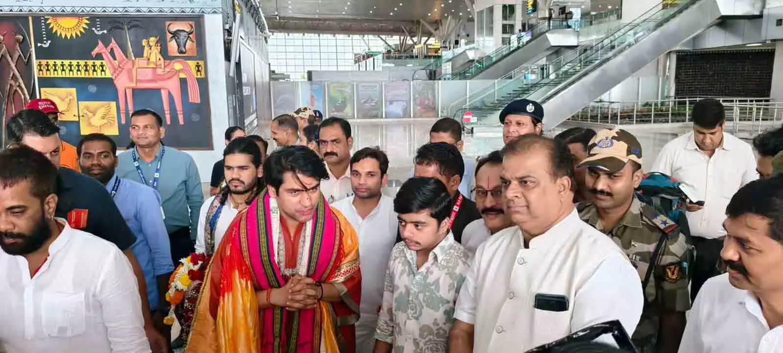पंडित धीरेन्द्र शास्त्री रायपुर पहुंचे, दिव्य दरबार के लिए तैयारियों का जायजा