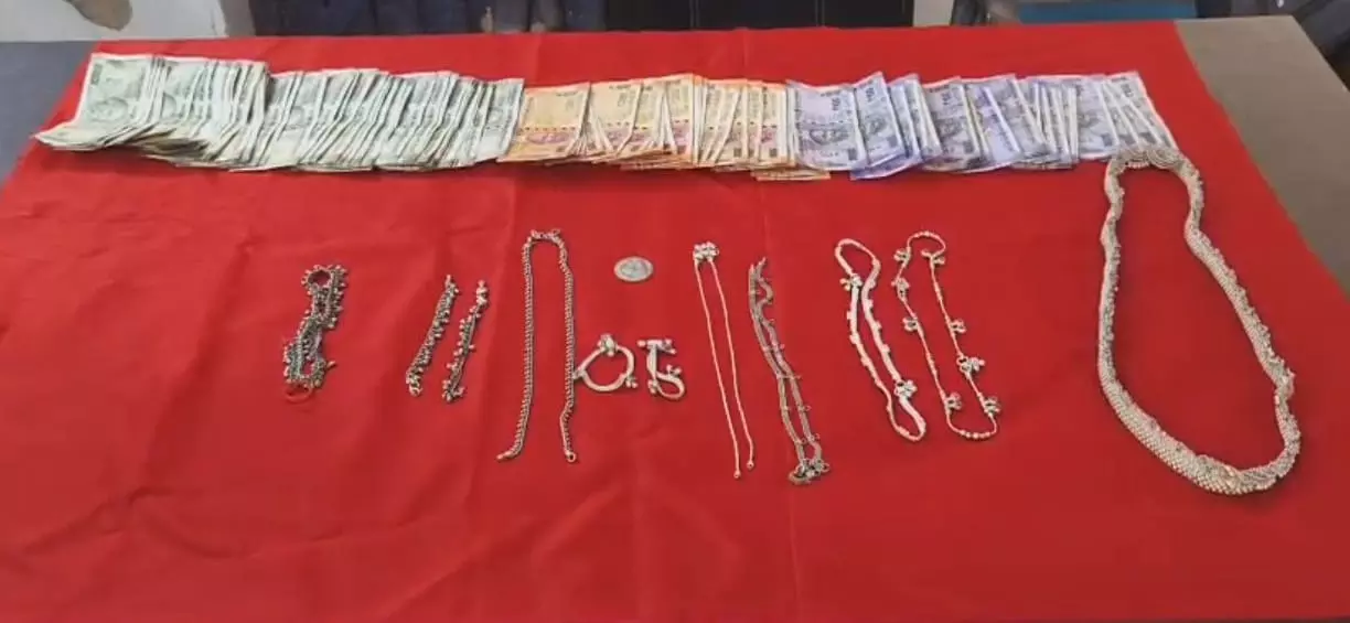 धमतरी के नगरी में 2.65 लाख की चोरी का खुलासा! तीन शातिर नौजवान गिरफ्तार, जेवर और नकदी बरामद