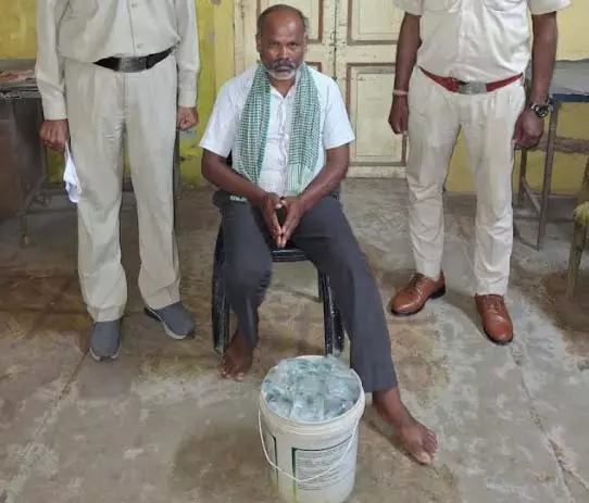 रायगढ़ में रिहायशी मकान से 8 लीटर अवैध महुआ शराब बरामद, ग्रामीण गिरफ्तार