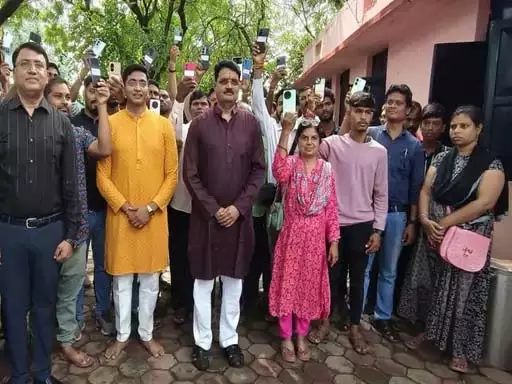 पुलिस ने ढूंढ निकाले 100 गुम हुए मोबाइल, मालिकों को लौटाने पर हुई प्रशंसा पुलिस ने ढूंढ निकाले 100 गुम हुए मोबाइल, मालिकों को लौटाने पर हुई प्रशंसा