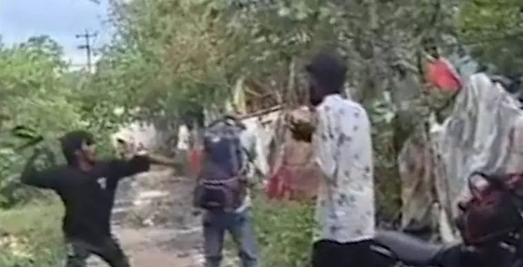 कोरबा में नशेड़ी ने सरेआम दो युवकों को बेल्ट से पीटा, लोग बन गए तमाशबीन