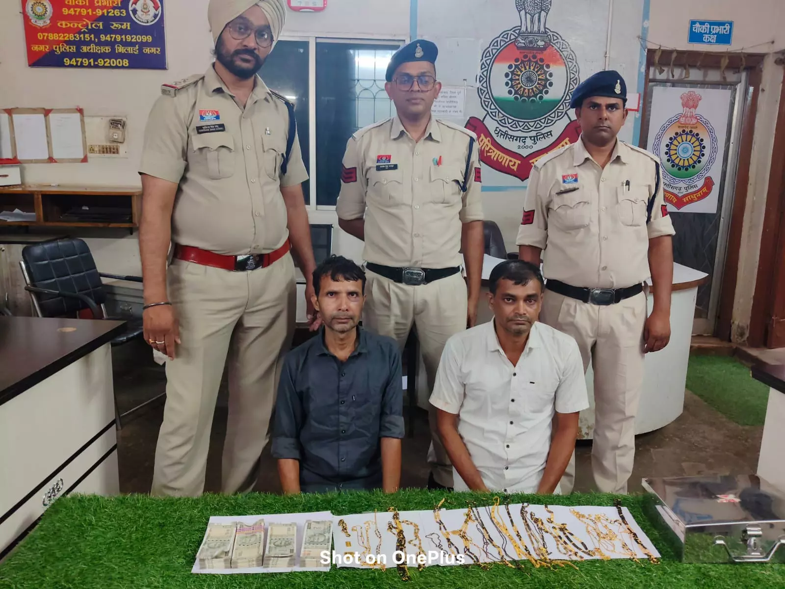 लालच ने तोड़ी रिश्तों की दीवार… सगे भाई ने लूट ली भाई की ज्वेलरी दुकान, 35 लाख के गहनों संग फुफेरे भाई सहित गिरफ्तार!