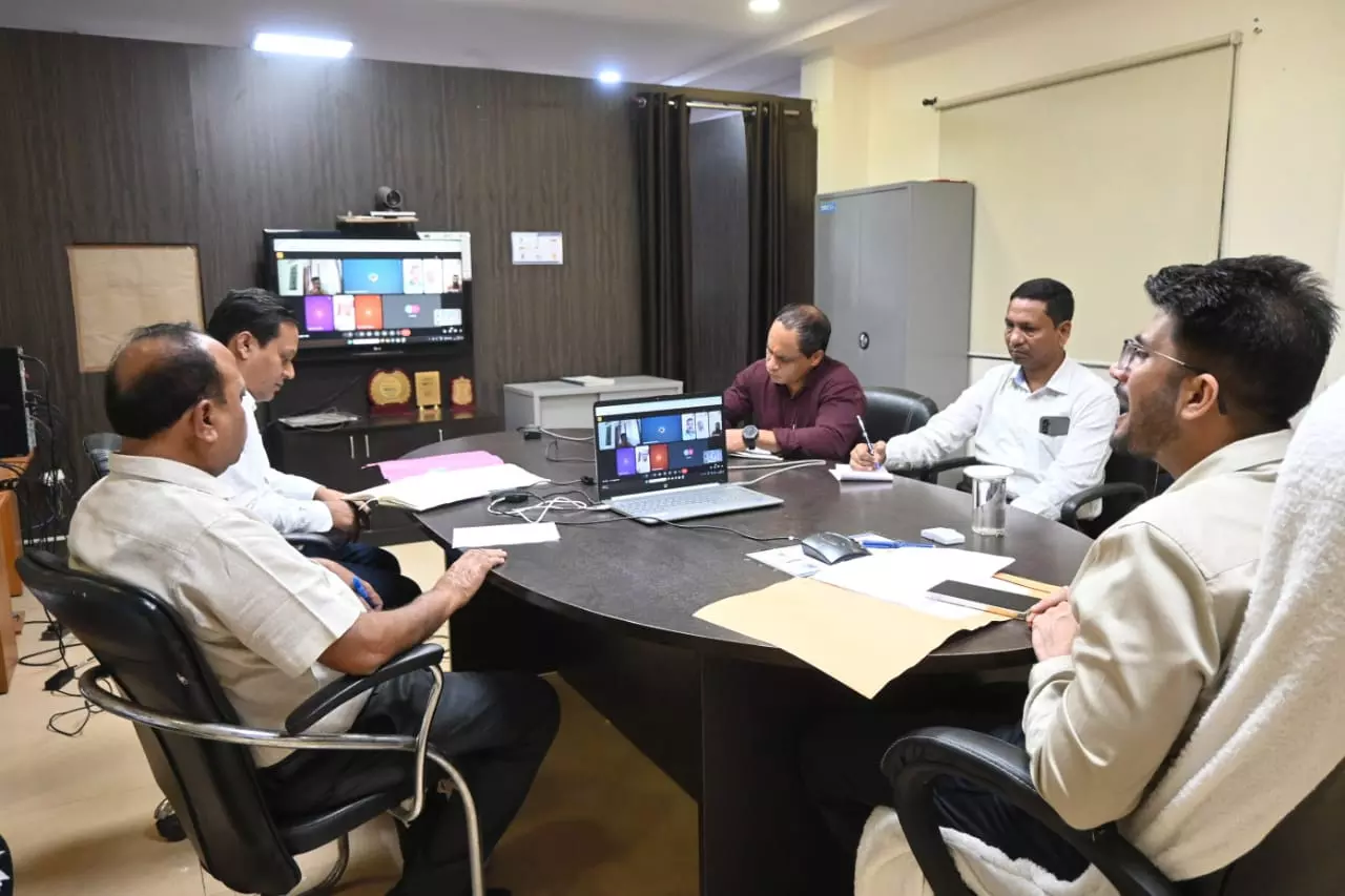 सोलर पैनल इंस्टॉलेशन में लापरवाही पर कलेक्टर नाराज — तीन ईई को नोटिस जारी, पीएम सूर्यघर योजना की धीमी प्रगति पर सख्त चेतावनी!