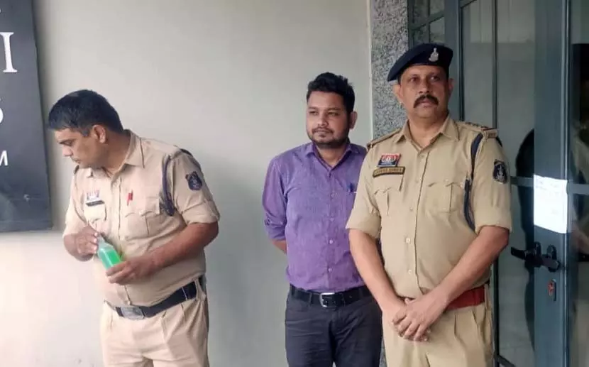महासमुंद में बालाजी होटल सील! 18 जुआरी गिरफ्तार, 7.64 लाख कैश और 10 वाहन बरामद — पुलिस की बड़ी कार्रवाई