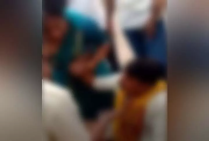 रिस्क वाला इश्क! शादीशुदा प्रेमिका से मिलने पहुंचा मशहूर कथावाचक — कार में पकड़े जाने पर भीड़ ने कर दी चोटी काटकर धुनाई रिस्क वाला इश्क! शादीशुदा प्रेमिका से मिलने पहुंचा मशहूर कथावाचक — कार में पकड़े जाने पर भीड़ ने कर दी चोटी काटकर धुनाई