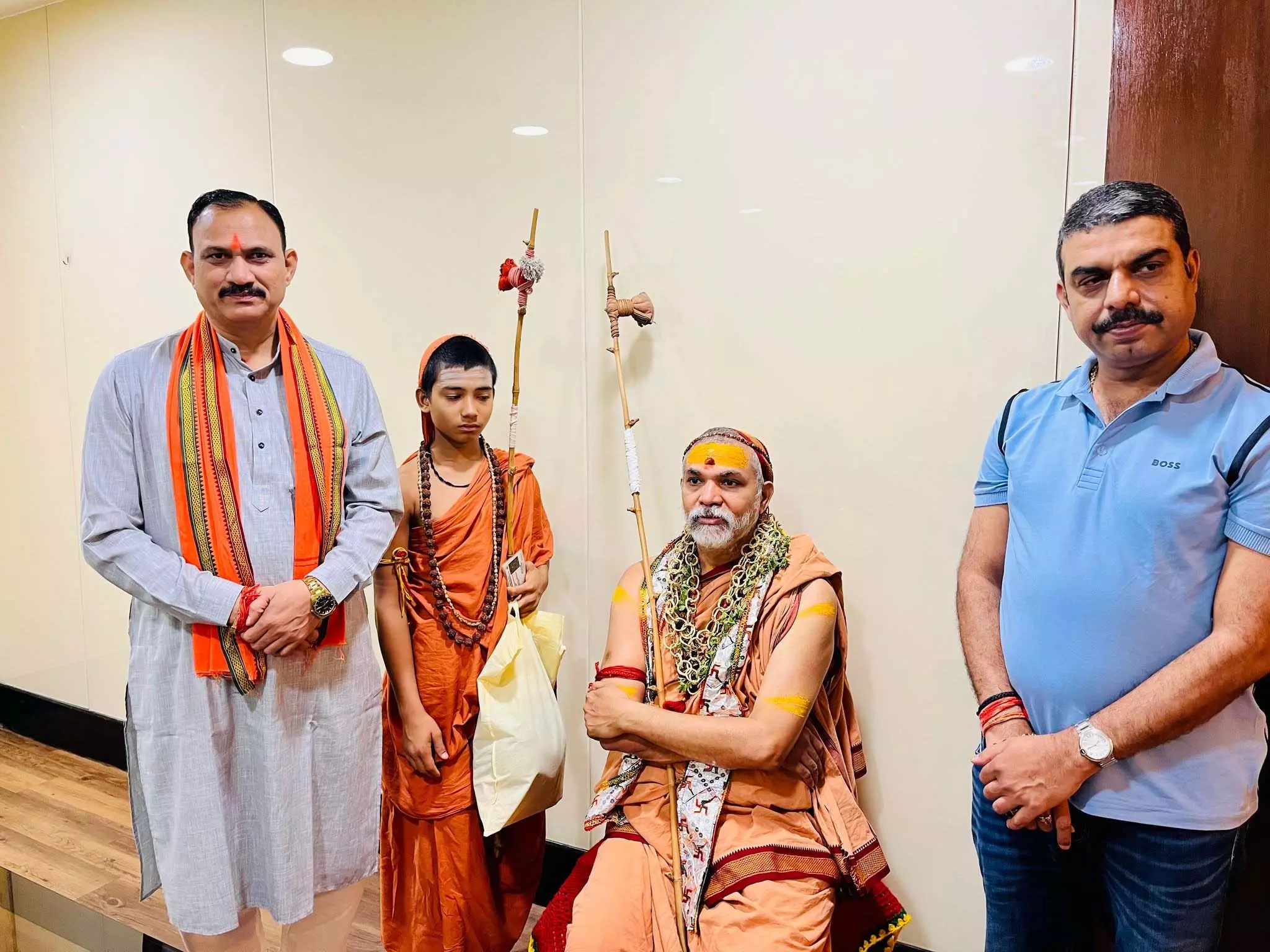 मंत्री श्याम बिहारी जायसवाल ने रायपुर एयरपोर्ट पर शंकराचार्य स्वामी अविमुक्तेश्वरानंद सरस्वती से ली आशीर्वाद की प्राप्ति