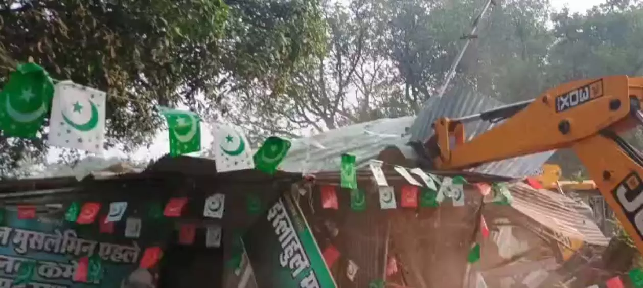 सुबह-सुबह गूंजा बुलडोजर का शोर! मदरसा और गौ औषधालय पर प्रशासन की बड़ी कार्रवाई, भारी पुलिस बल के बीच हटाया गया कब्जा!