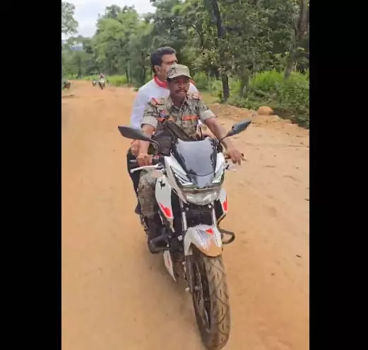 गृहमंत्री विजय शर्मा बीजापुर के जंगल में जवानों संग पहुंचे CRPF कैंप, नक्सल प्रभावित क्षेत्र में सुरक्षा और विकास का जायजा लिया