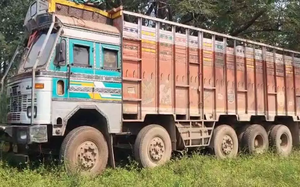 वन विभाग की बड़ी कार्रवाई: 45 लाख की अवैध लकड़ी जब्त, ट्रक और स्कॉर्पियो सीज, एक गिरफ्तार